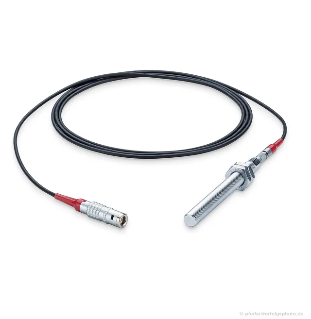 Das Glasfaserkabel zeigt seine Stecker und die metallische Sonde vor weißem Hintergrund.