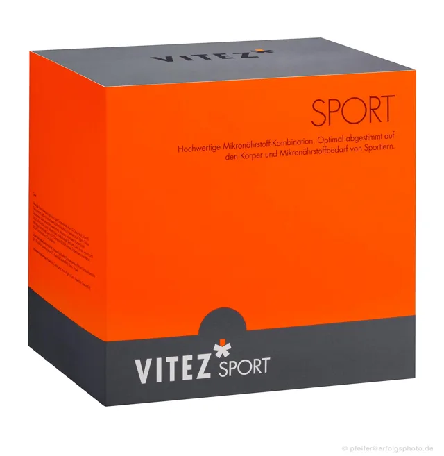 Die schräge Packshot-Perspektive zeigt Vorderseite und Tiefe der orangefarbenen Schachtel.