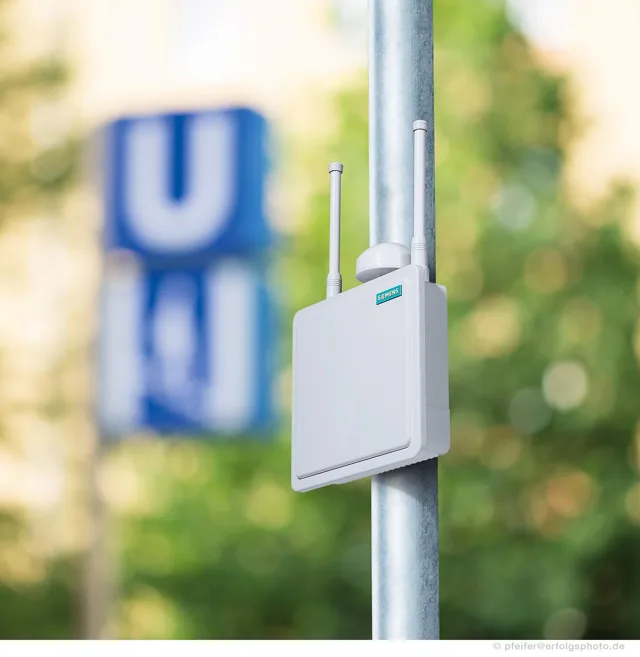 Das montierte Gerät wird im Umfeld einer Verkehrsanlage gezeigt.