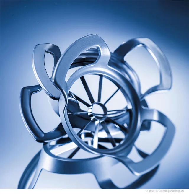 Aluminiumgussteil eines Obstteilers mit selektiver Schärfe und starkem Unschärfeverlauf.
