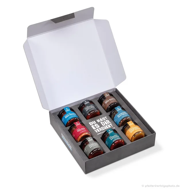 Der geöffnete Geschenkkarton zeigt die sauber angeordneten Gläser im Inneren.
