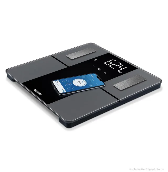 Die schwarze Waage wird zusammen mit der Anzeige auf dem Smartphone präsentiert.