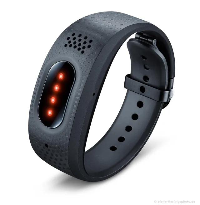 Die roten Leuchtpunkte setzen einen Akzent auf dem dunklen Armband.