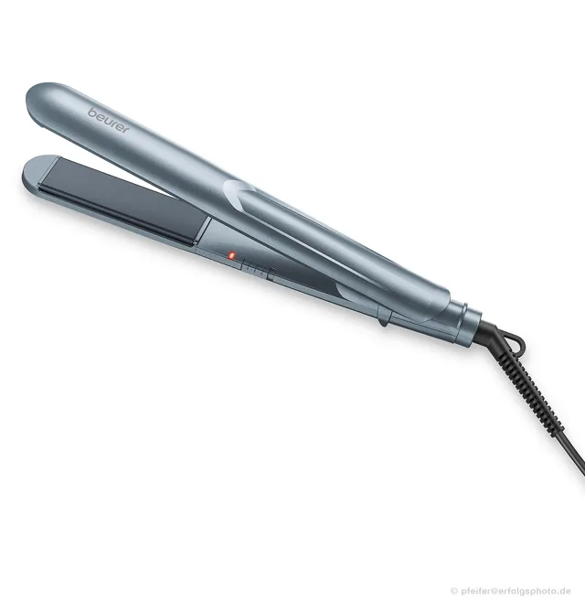 Dunkelsilberner Haarglätter mit mattem Metallic, glänzenden schwarzen Heizplatten und leuchtender Anzeige.