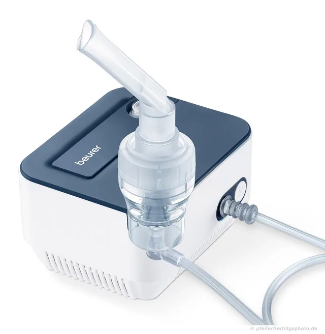 Der Inhalator wird mit Vernebler und Schlauch als vollständiges Set gezeigt.